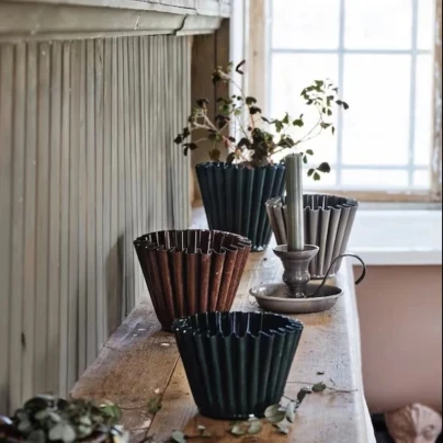 Kovový květináč Ronja XS – švédská elegance – Strömshaga AB